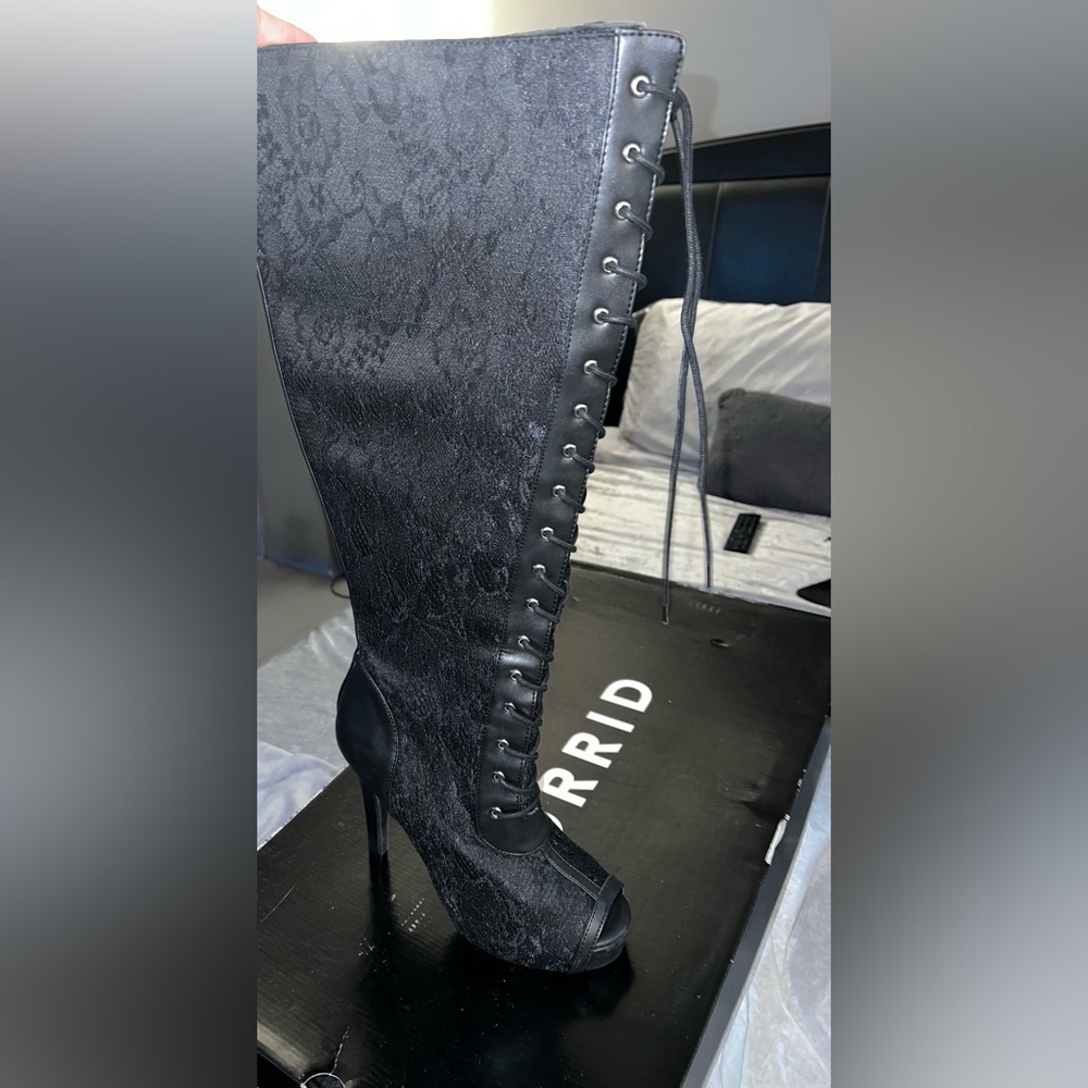Torrid 4B All Over Lace Platform Size 8